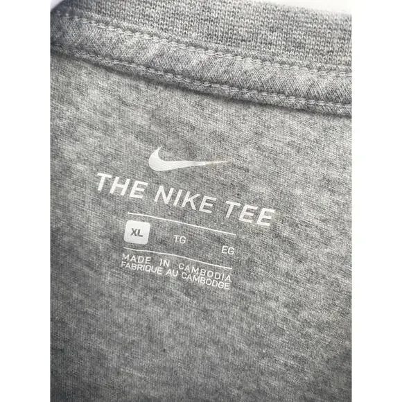 The Nike Tee Embroidered Look Gray Swoosh Logo Red Shirt Men's XL Ar4993-063 - Picture 3 of 7